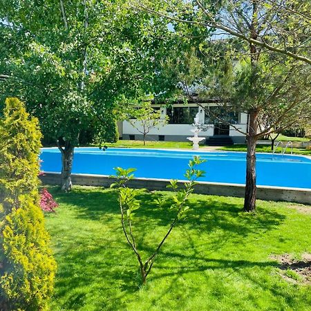 Therme - Corbeanca By The Lake Luxury Villa Bagian luar foto