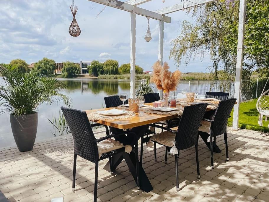 Therme - Corbeanca By The Lake Luxury Villa Bagian luar foto
