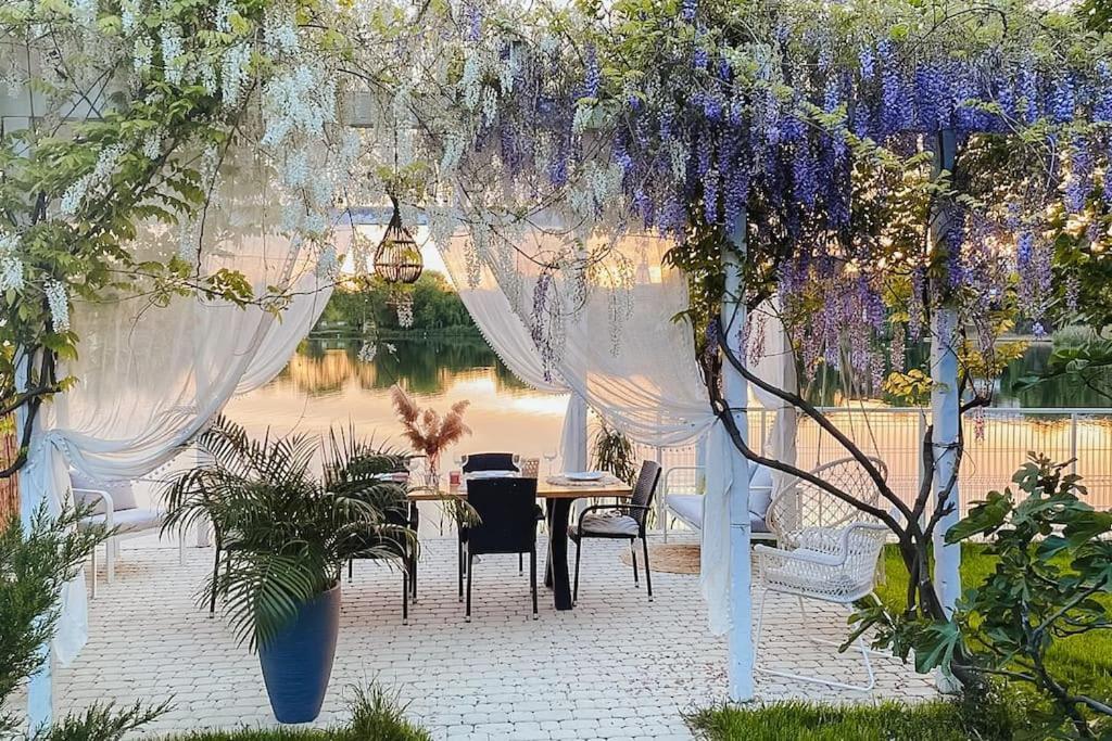 Therme - Corbeanca By The Lake Luxury Villa Bagian luar foto