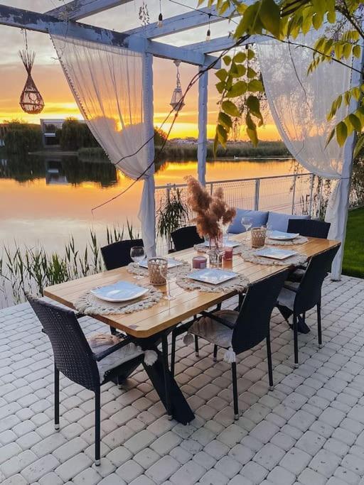 Therme - Corbeanca By The Lake Luxury Villa Bagian luar foto