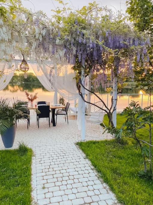 Therme - Corbeanca By The Lake Luxury Villa Bagian luar foto