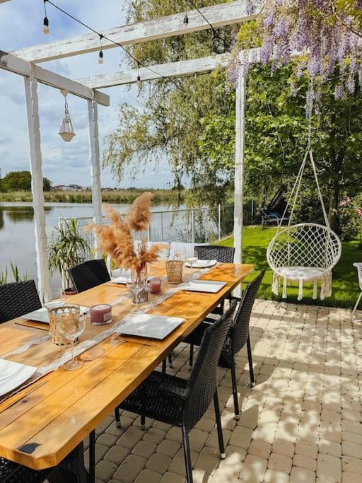 Therme - Corbeanca By The Lake Luxury Villa Bagian luar foto