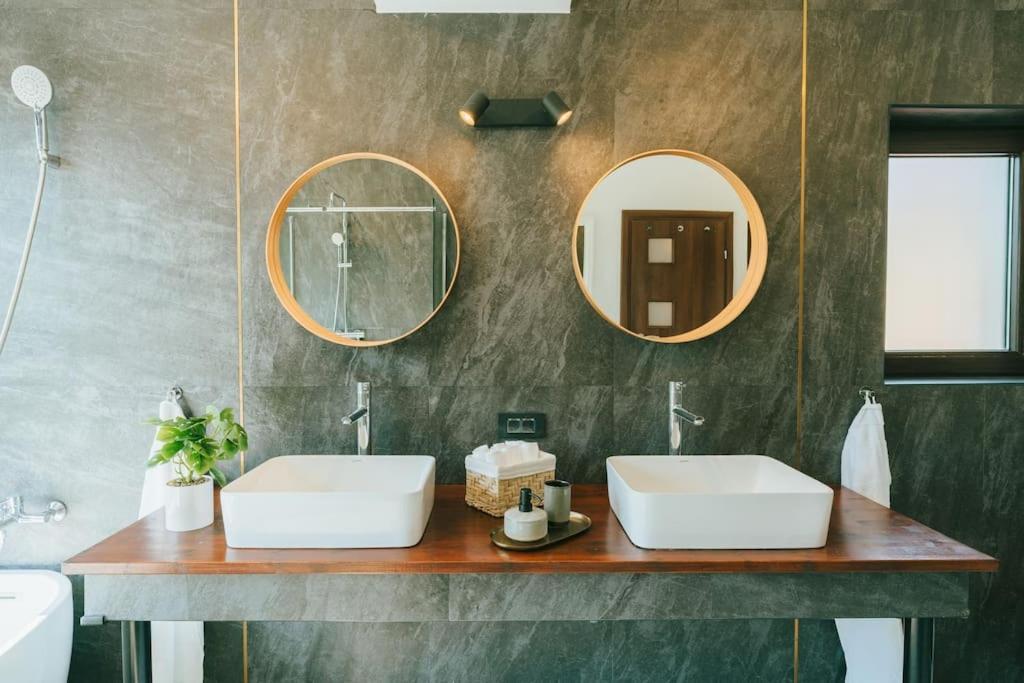 Therme - Corbeanca By The Lake Luxury Villa Bagian luar foto