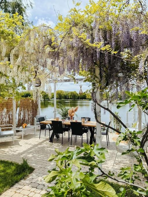 Therme - Corbeanca By The Lake Luxury Villa Bagian luar foto